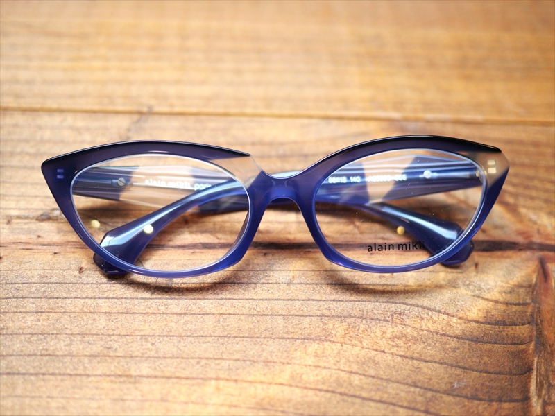 【alain mikli / アラン ミクリ】フェミニン＆アシンメトリーデザインが特徴の新作「A03529-005」