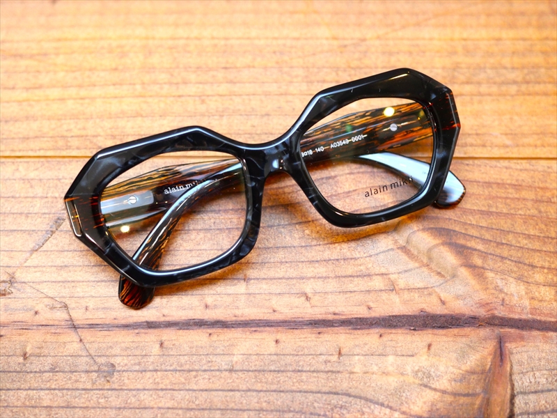 【alain mikli / アラン ミクリ】ポリゴンシェイプが独特の個性を演出する新作「A03543-0001」