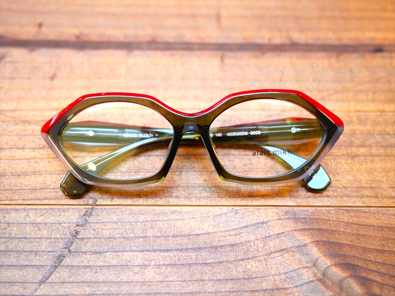 【alain mikli / アラン ミクリ】カラーリングとカッティングが織りなすフェミニンな個性が魅力の「A03530M-0003」